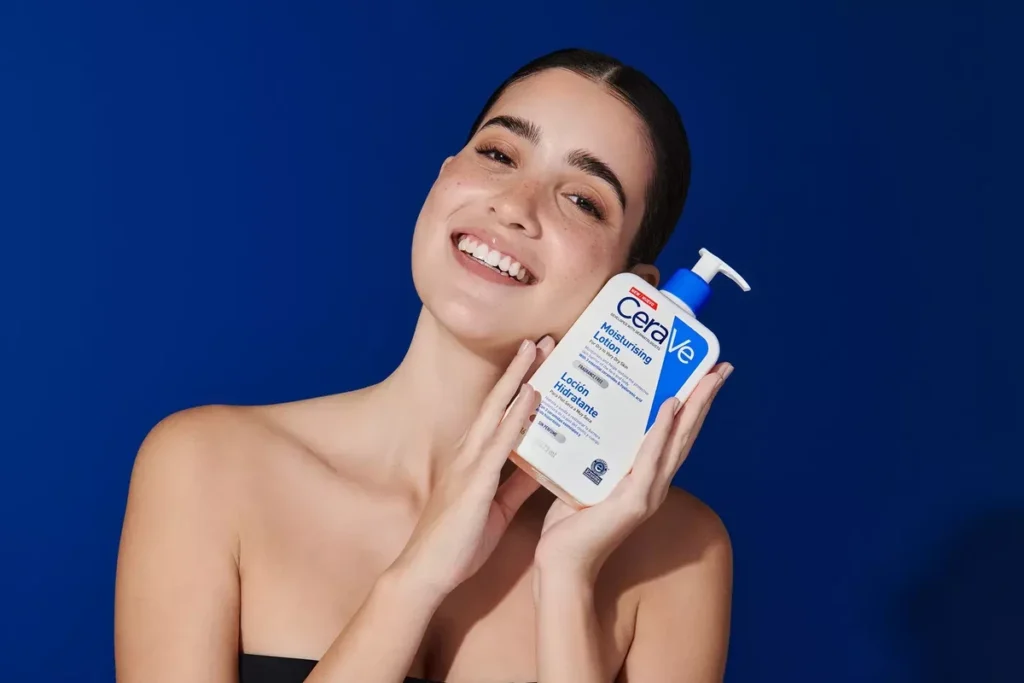 Mujer con crema ceraVe
